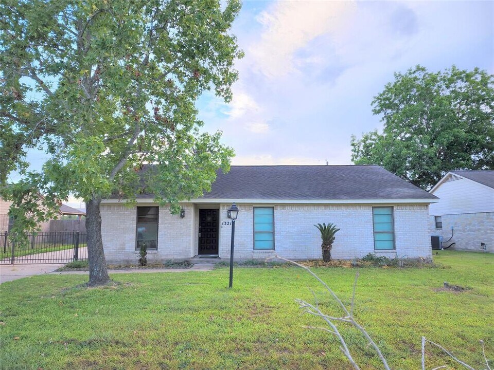 13215 Frank Ln in Stafford, TX - Building Photo