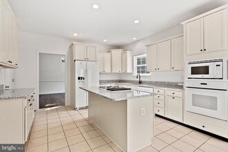 10221 Maxine St in Ellicott City, MD - Foto de edificio - Building Photo