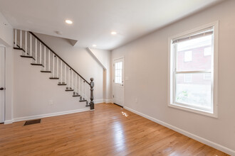 1-12 Lawton Pl in Waltham, MA - Building Photo - Interior Photo