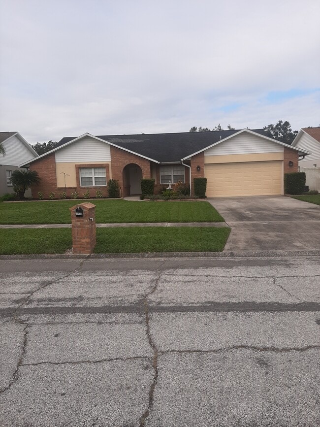 1103 Belladonna Dr in Brandon, FL - Building Photo - Building Photo