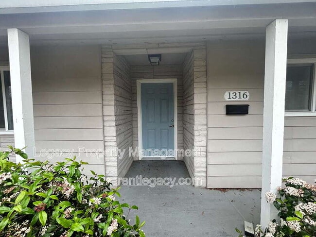 1316 Sebastian Way in Sacramento, CA - Building Photo - Building Photo