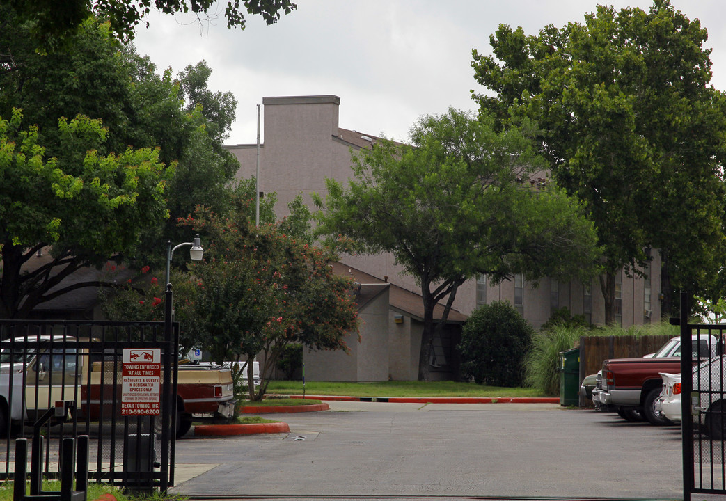 Pin Oak Apartments in San Antonio, TX - Building Photo