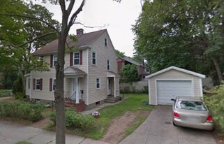 14 Thornton Rd, Unit 1 in Chestnut Hill, MA - Building Photo