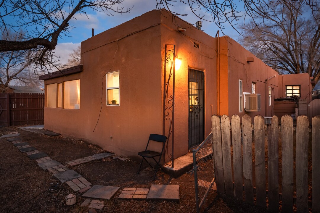 330 La Vega Dr SW in Albuquerque, NM - Building Photo