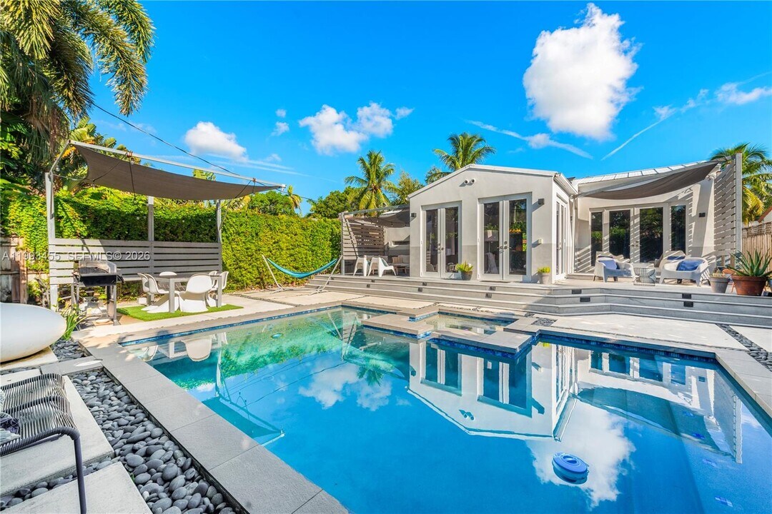 738 NE 72nd Terrace in Miami, FL - Building Photo