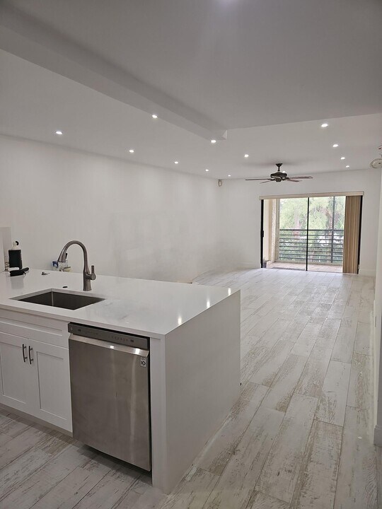 128 S Cypress Rd in Pompano Beach, FL - Building Photo