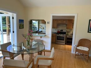 8360 Medved Ln, Unit UnitA in Sebastopol, CA - Foto de edificio - Building Photo