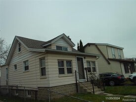 26060 Clancy St in Roseville, MI - Building Photo