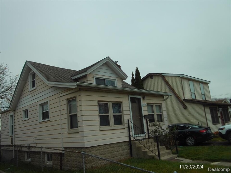 26060 Clancy St in Roseville, MI - Building Photo