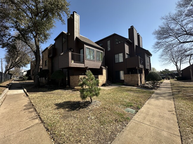 1700 Baird Farm Cir, Unit 1302 in Arlington, TX - Building Photo - Building Photo