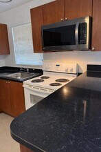 214 NW 8th Ave in Dania Beach, FL - Building Photo - Building Photo