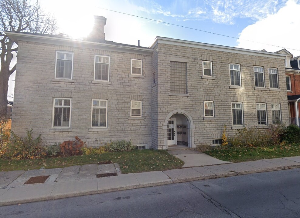 260 Johnson St in Kingston, ON - Building Photo