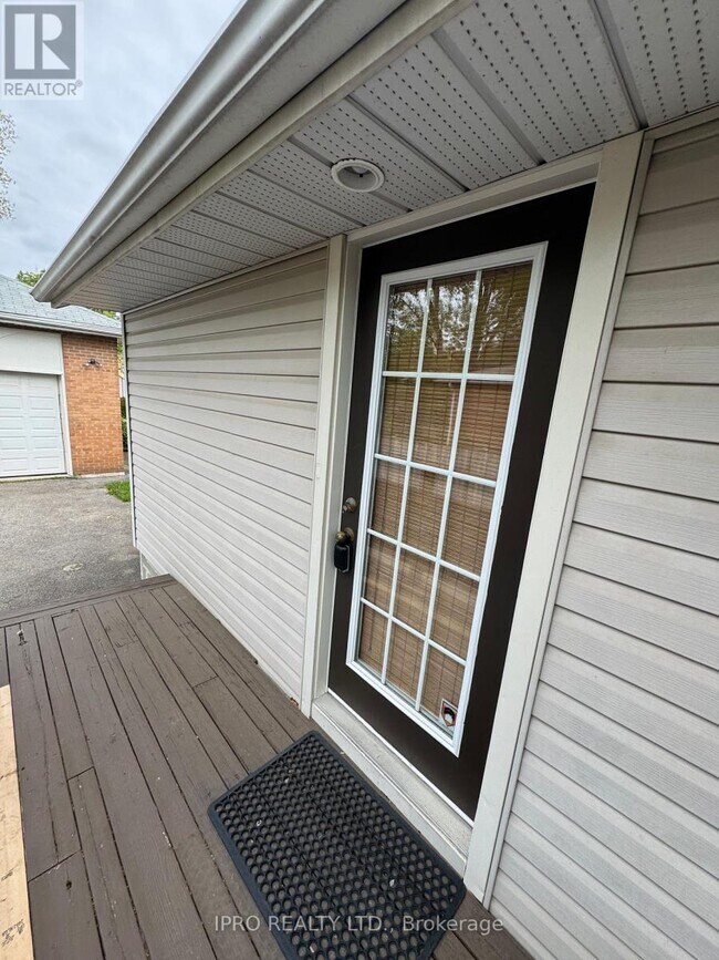 251 Troy St in Mississauga, ON - Building Photo - Building Photo
