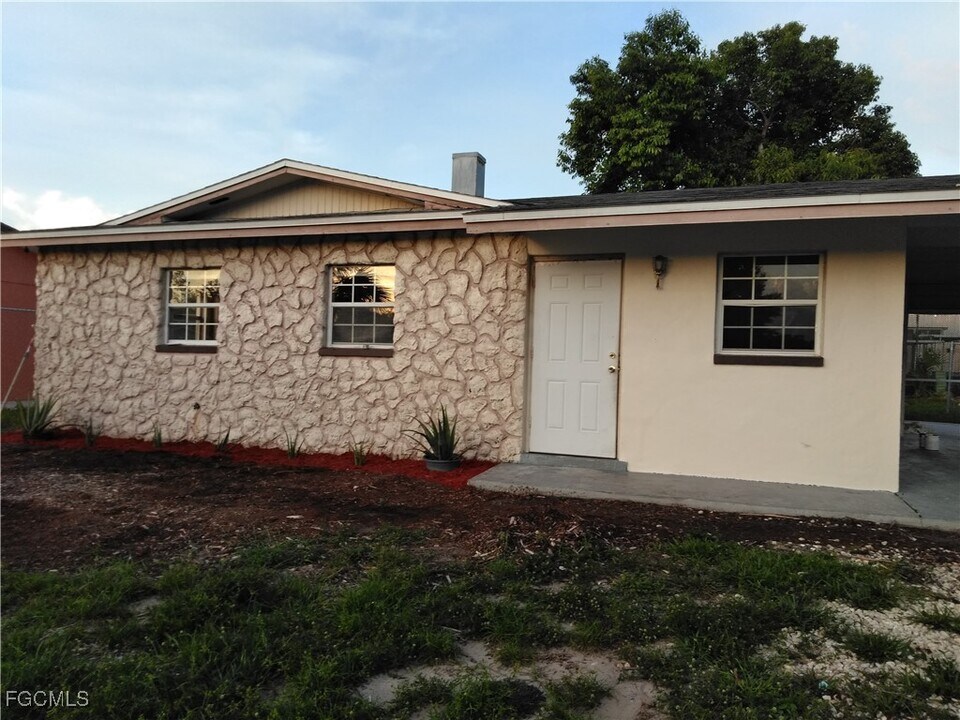 2475 Jaylen Watkins St in Ft. Myers, FL - Building Photo