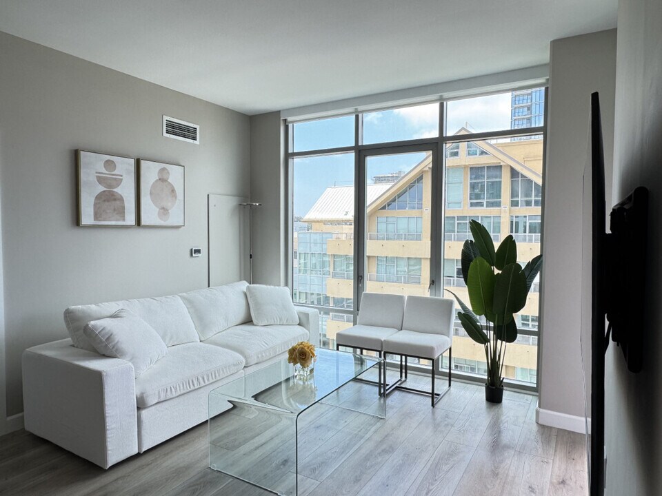 425 W Beech St in San Diego, CA - Building Photo