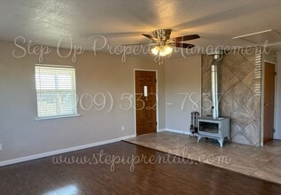 10313 Crackerbox Rd in Oakdale, CA - Building Photo - Building Photo