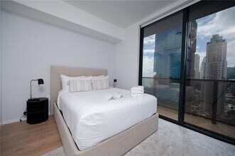 398 NE 5th St, Unit 2517 in Miami, FL - Foto de edificio - Building Photo