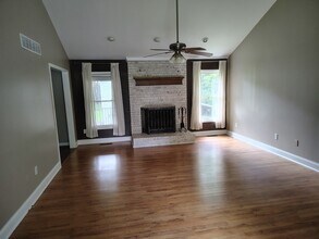 2422 Happy Valley Cir in Newnan, GA - Foto de edificio - Building Photo