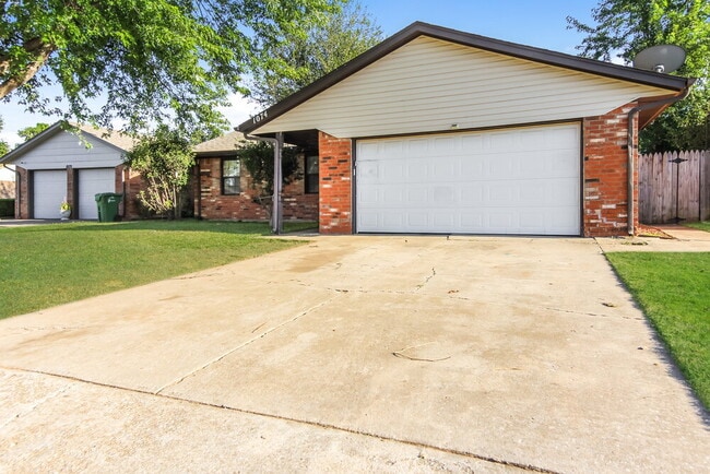 1074 Dover Mansion in Yukon, OK - Building Photo - Building Photo