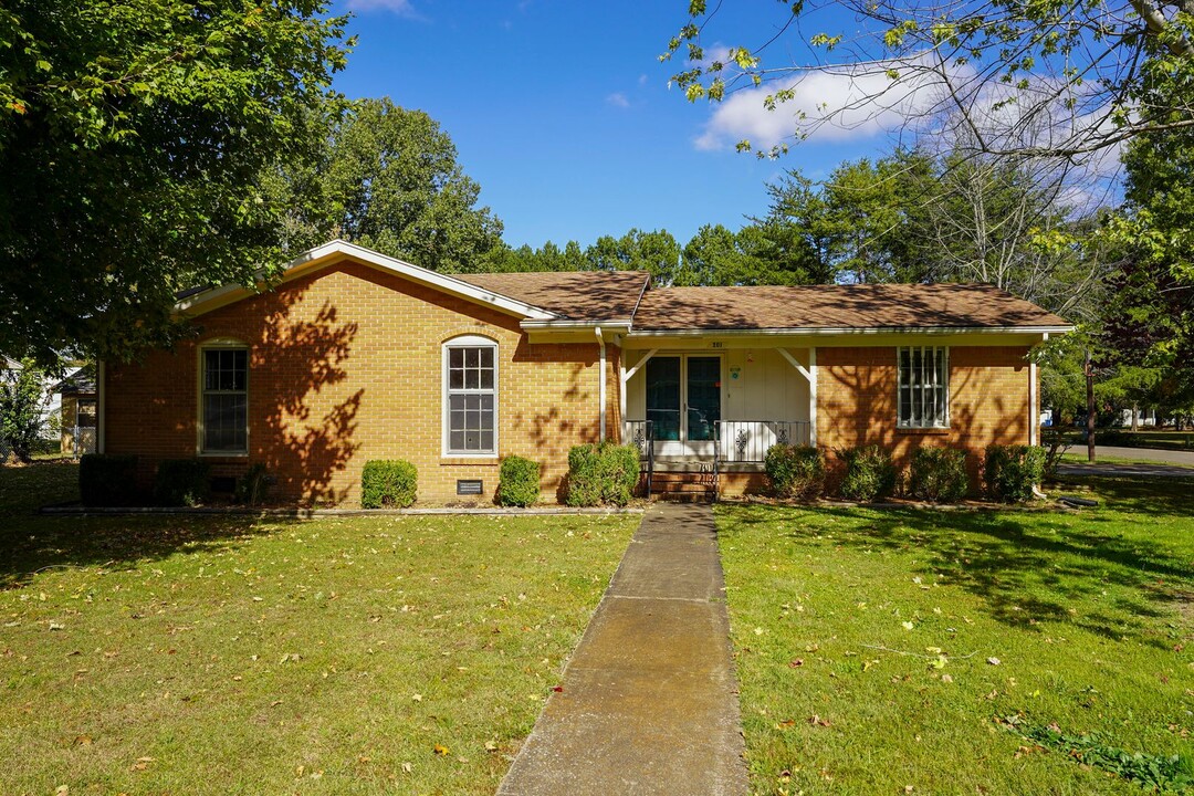 201 Meadowbrook Dr in Martin, TN - Building Photo