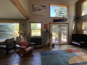 4275 Leeper Ln in Wilson, WY - Foto de edificio - Building Photo