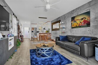 8900 Washington St, Unit 320 in Pembroke Pines, FL - Building Photo - Building Photo