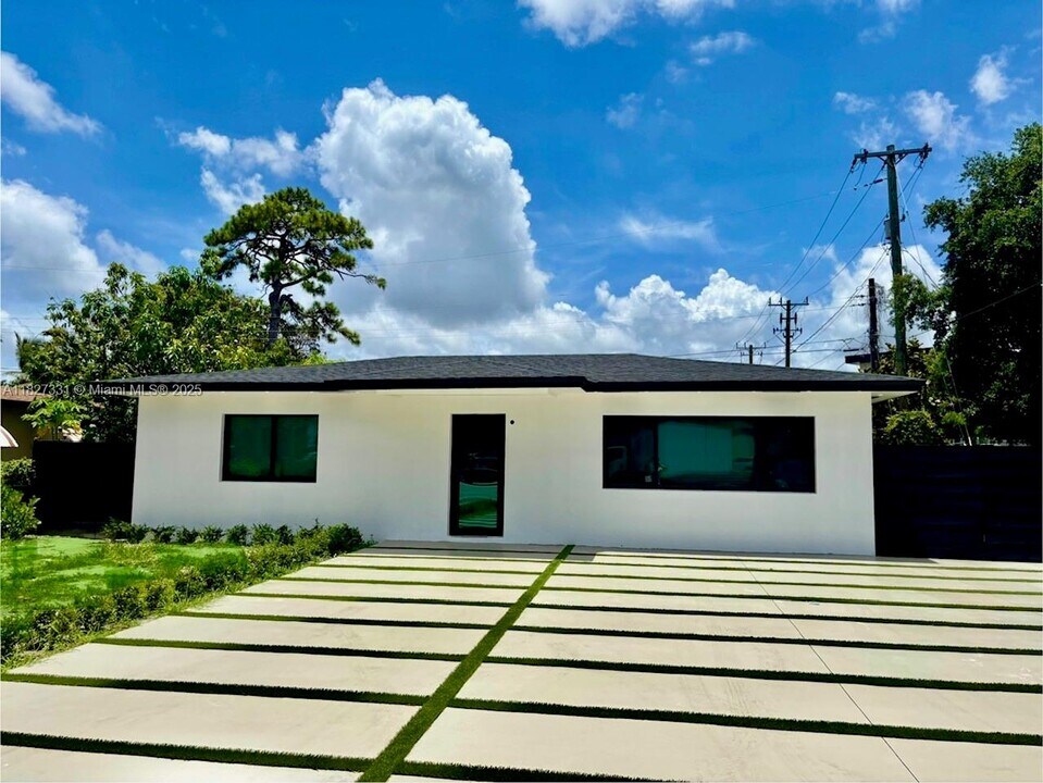 16440 NE 10th Ave in North Miami Beach, FL - Building Photo