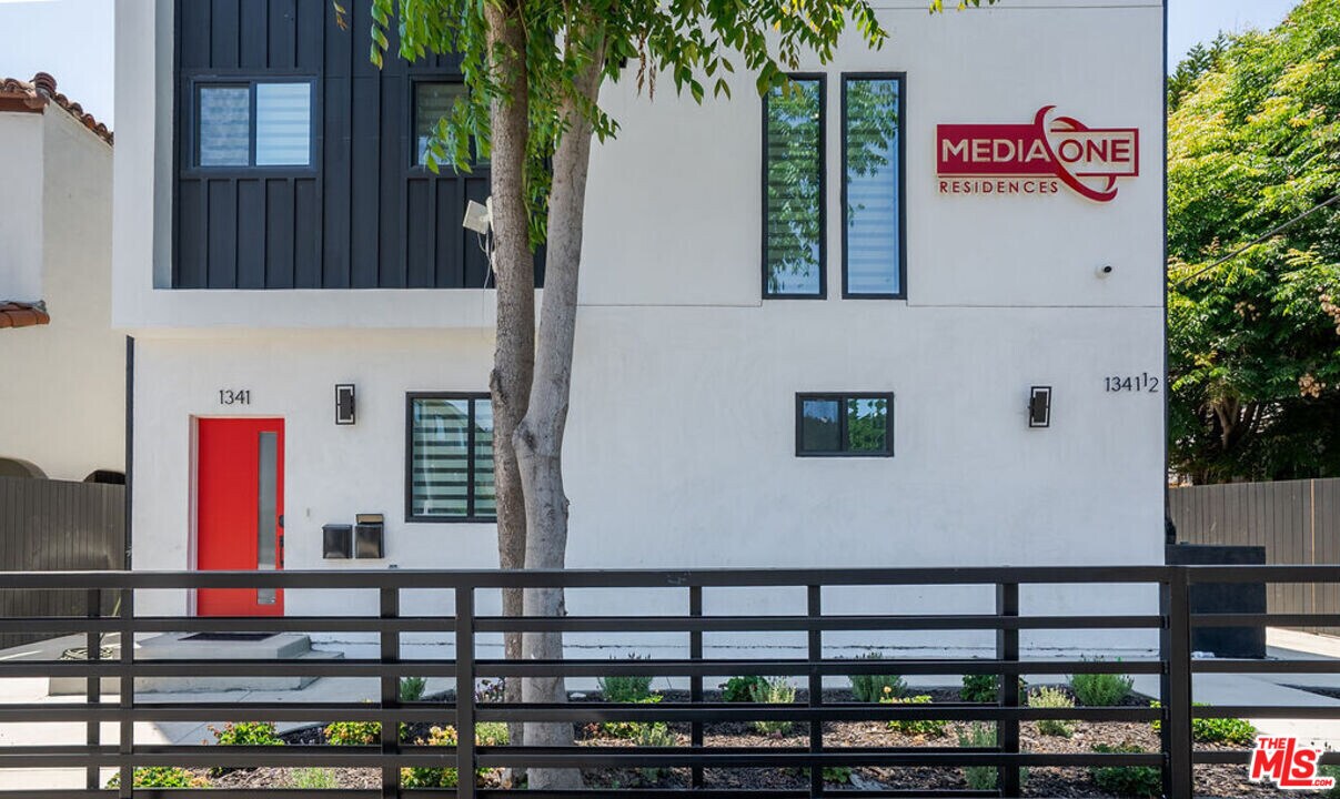 1341 Mariposa Ave in Los Angeles, CA - Building Photo