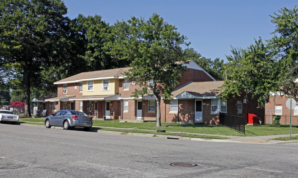 Fairfield Court in Richmond, VA - Building Photo