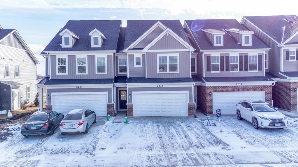 2237 Horseshoe Cir in Naperville, IL - Building Photo
