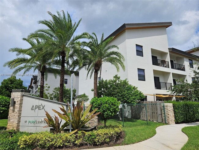 8151 NW 104th Ave in Doral, FL - Building Photo - Building Photo