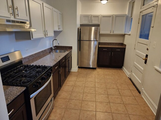 7502 N Hoyne Ave in Chicago, IL - Building Photo - Building Photo