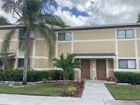 413 Palm Cir E in Pembroke Pines, FL - Building Photo