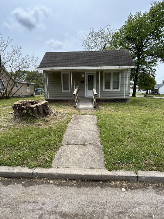815 W 6th St in Pittsburg, KS - Building Photo