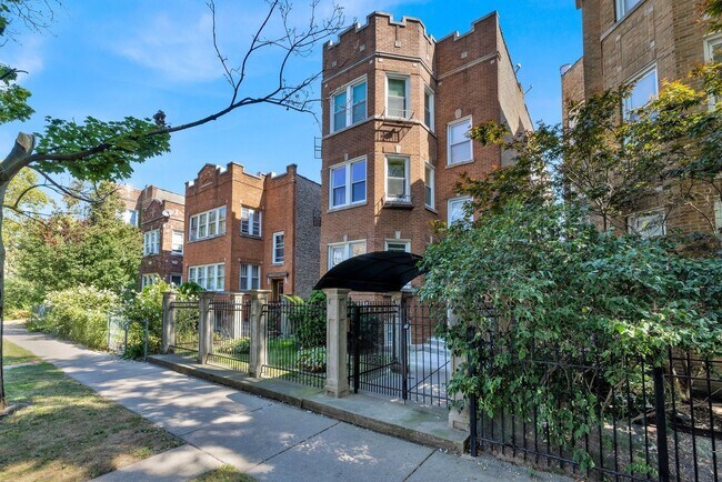 6311 N Oakley Ave in Chicago, IL - Building Photo - Building Photo