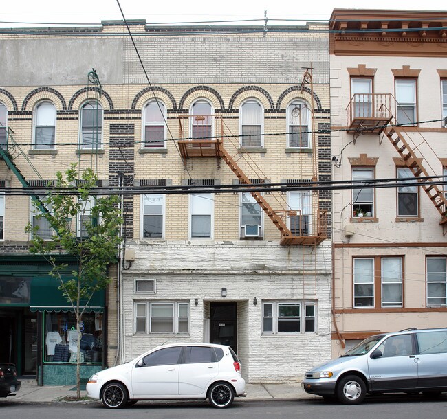 425 61st St in West New York, NJ - Building Photo - Building Photo