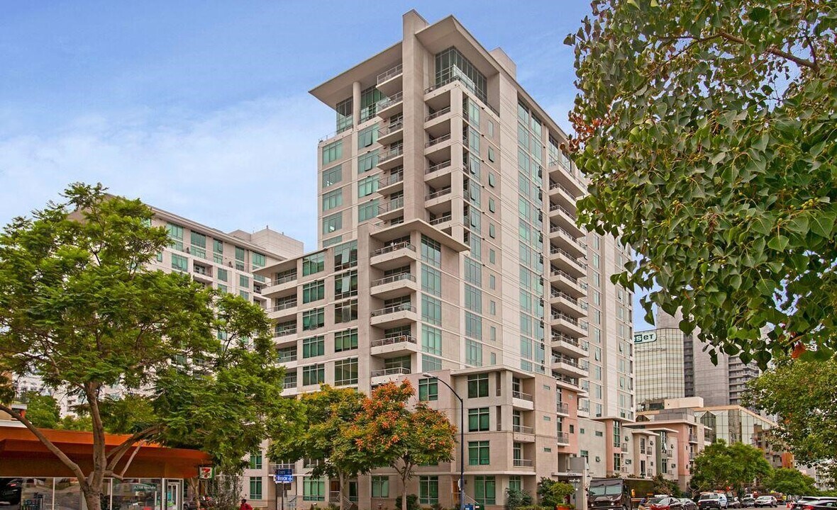 425 W Beech, Unit 327 in San Diego, CA - Building Photo