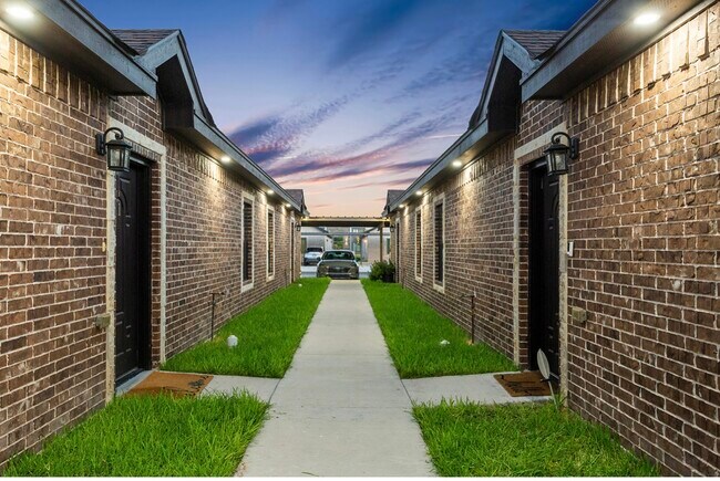 2616 Larkspur Ave, Unit 2BR-2BA Fully Furnished in Edinburg, TX - Foto de edificio - Building Photo