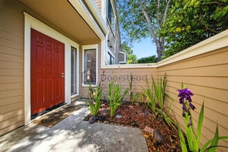 21 Crown Cir in South San Francisco, CA - Foto de edificio - Building Photo
