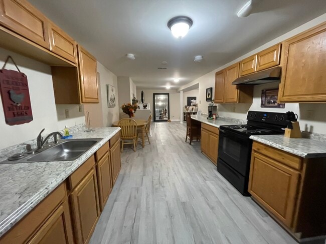 270 Greenfield Ave, Unit B