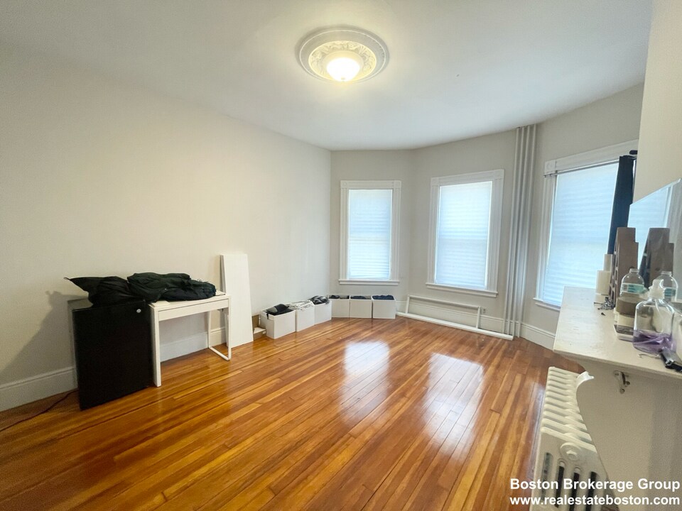 158 Boston St, Unit 1 in Boston, MA - Building Photo