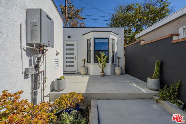 1974 Comstock Ave in Los Angeles, CA - Foto de edificio - Building Photo