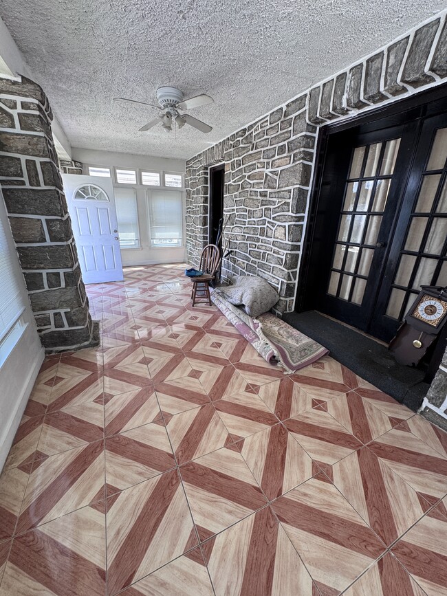 24 Overhill Rd in Upper Darby, PA - Foto de edificio - Building Photo