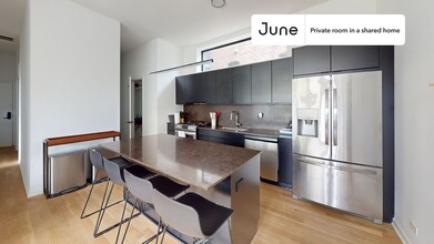 Private bedroom in 4 bed/3.5 bath Home in Chicago, IL - Building Photo - Building Photo