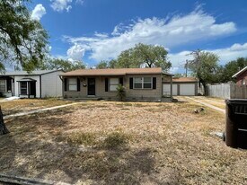 725 E Hoffman Ave in Kingsville, TX - Building Photo