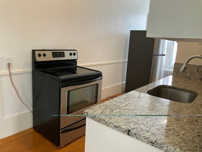 31 Pleasant St, Unit 1 in Salem, MA - Foto de edificio - Building Photo