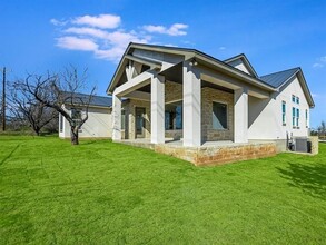 717 Indian Paint Trail in Horseshoe Bay, TX - Foto de edificio - Building Photo
