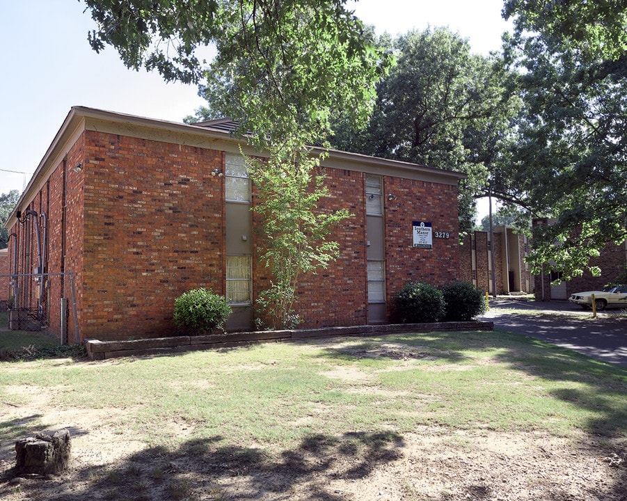 Southern Place West in Memphis, TN - Building Photo