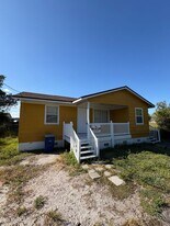 1215 N 16th St in Fort Pierce, FL - Building Photo