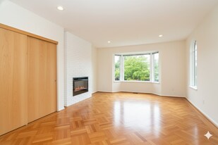 3894 Triumph St in Burnaby, BC - Building Photo